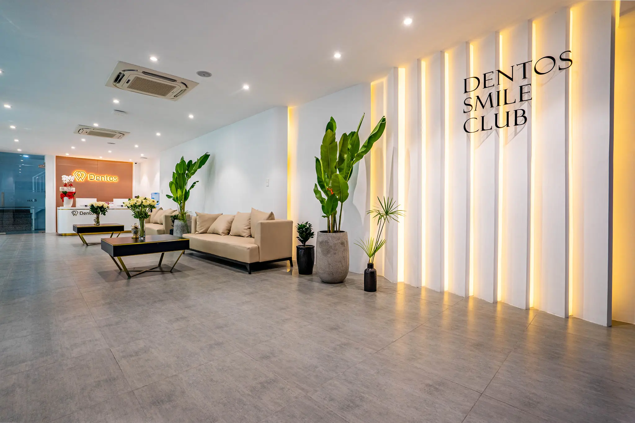 Nếu bạn đang tìm địa chỉ bọc sứ HT Smile chính hãng giá tốt tại TP.HCM, hãy đến Dentos